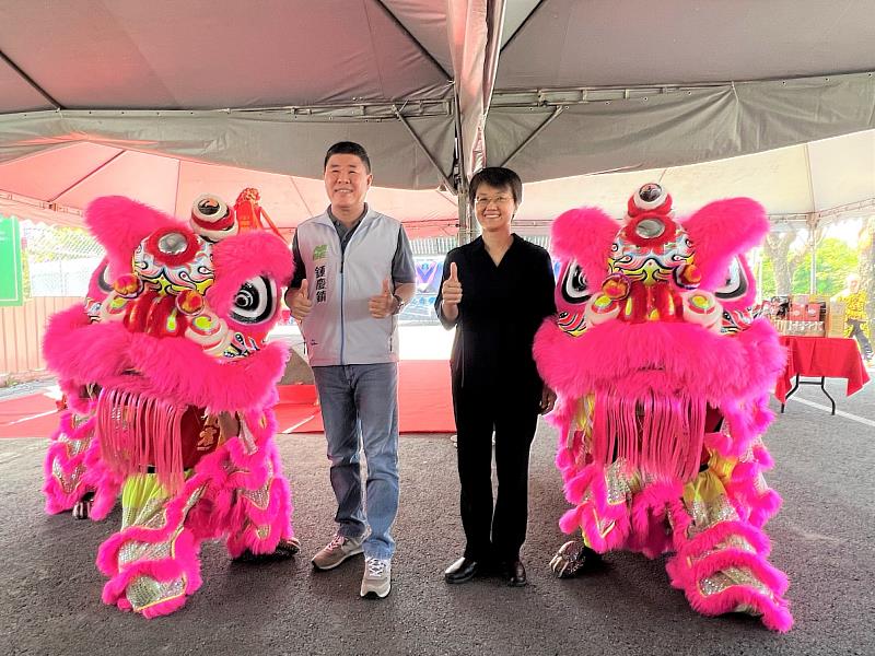 圖4 客委會主委古秀妃(右)與內埔鄉鄉長鍾慶鎮(左)一同合影