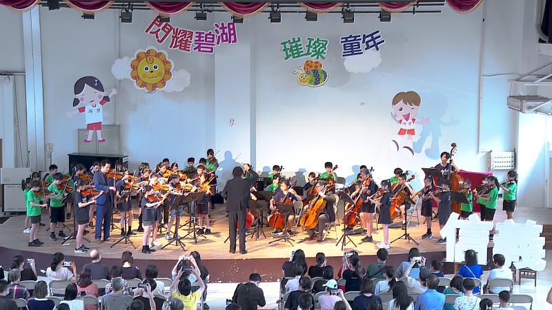 信義房屋攜手TMAF三位大師進入社區演出,林士凱與陳世霖更與碧湖國小弦樂團驚喜合奏火焰之舞,獲得全場熱烈掌聲。