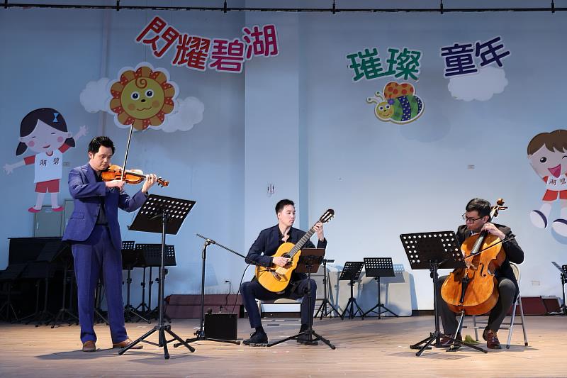 信義房屋支持在地藝術文化,首次攜手台北大師星秀音樂節,由營運長林士凱領軍,與大提琴陳世霖、吉他孫家偉組成弦樂三重奏,於碧湖國小帶來經典組曲。
