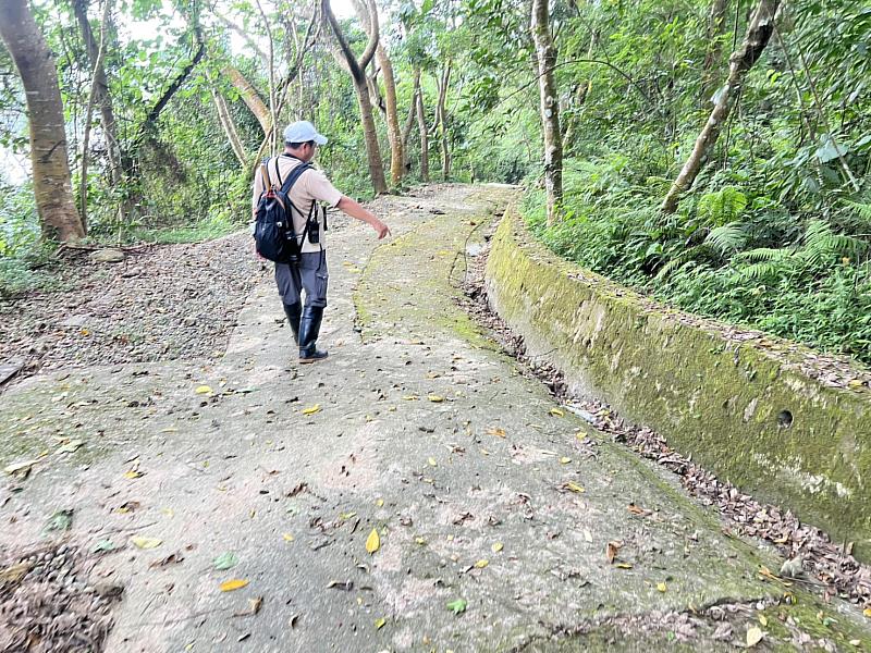 颱風前步道巡視人員確認排水情形