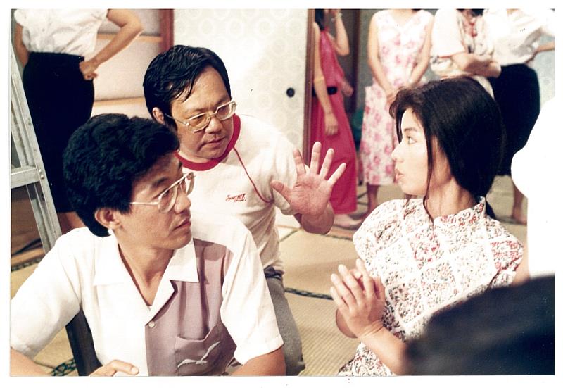 《莎喲娜啦．再見》劇照，導演葉金勝（左後）、男主角劉榮凱（左），女主角鍾楚紅（右）。（晴天影像股份有限公司提供）