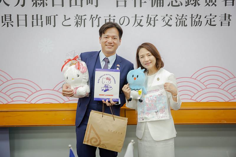 代理市長邱臣遠與三麗鷗（Sanrio）社長小卷亞矢互相贈禮並合影留念