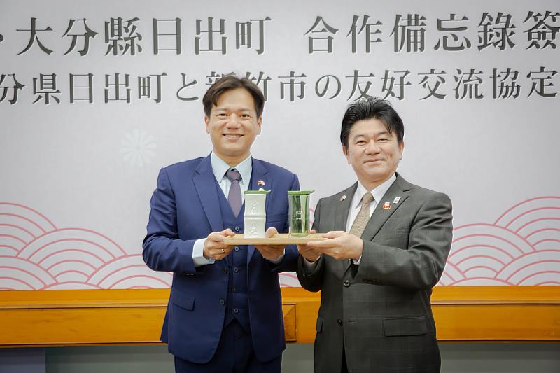 代理市長邱臣遠特別致贈，竹市特色玻璃暨陶瓷藝品「竹節杯」給日出町長安部徹也表達歡迎
