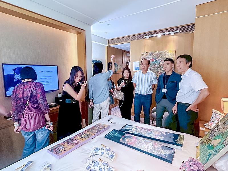 展間開場即湧入眾多觀展人潮，觀眾仔細欣賞作品、主動提問，氣氛熱絡且交流頻繁。