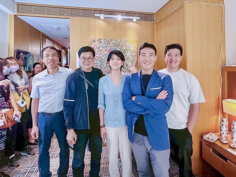 台灣首席拍賣官暨畫廊協會資深顧問陸潔民老師(左二)蒞臨展間參觀，他與藝術家親切交流，對藝術家的努力表示肯定。