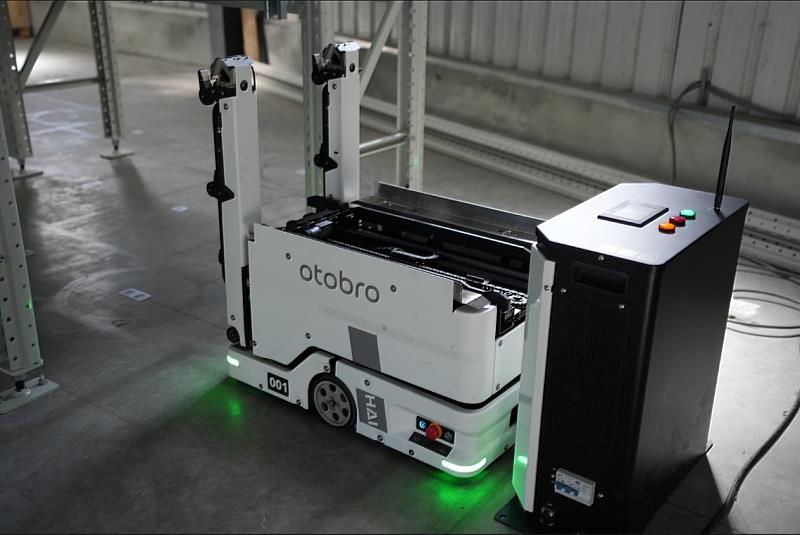 (圖三)otobro HPC機器人自主停靠於充電樁,確保 24 小時不中斷運作。