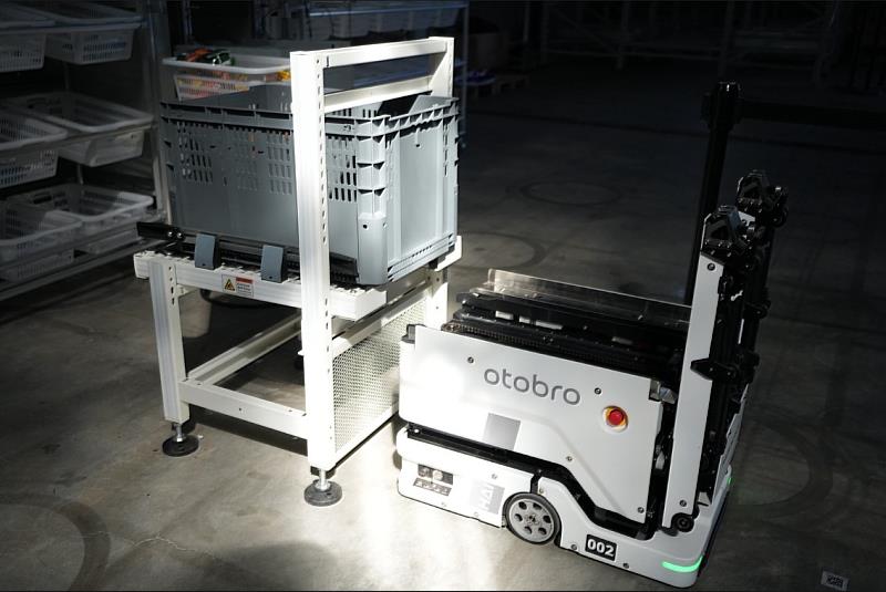 (圖二)otobro HPC機器人與工作站協同作業,有效提升揀貨效率與準確度。