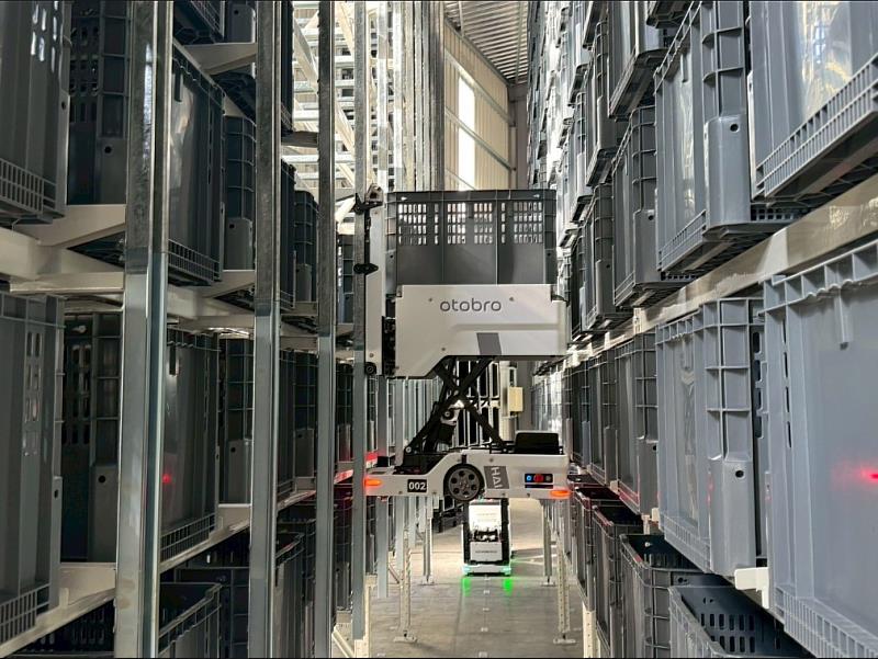 （圖一）otobro HPC機器人在垂直倉儲系統中靈活穿梭，展現其三維空間的行走與攀升能力。
