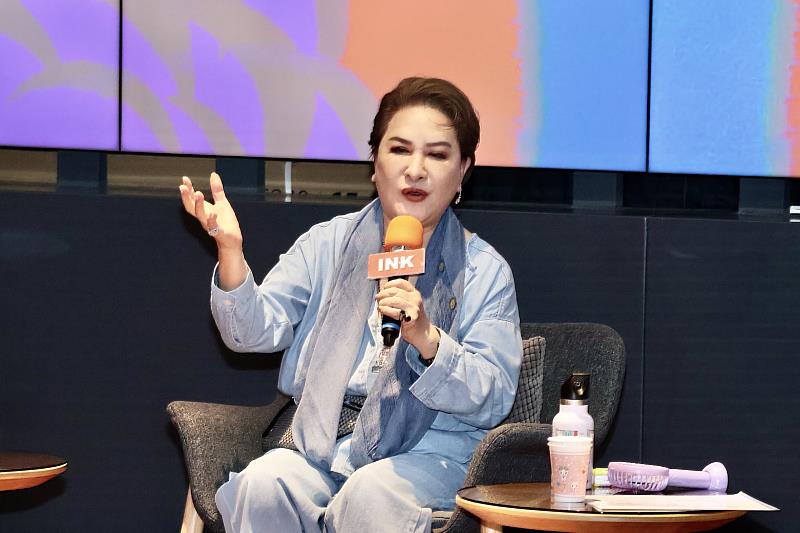 臺灣文學營大師講堂邀請歌仔戲國寶楊麗花蒞校演講，這也是她演藝人生第一場公開演講。（圖／淡江大學提供）