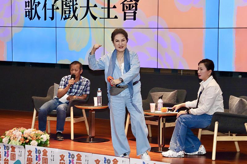 楊麗花在對談中即與演出，唱作俱佳展現舞台魅力。（圖／淡江大學提供）