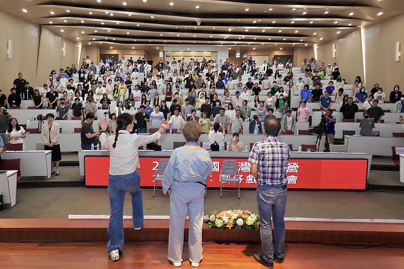 講座尾聲，陳亞蘭帶領學員一同起立，合唱〈身騎白馬〉。（圖／淡江大學提供）