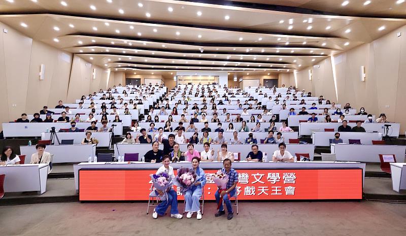 臺文營大師講堂，邀請歌仔戲國寶楊麗花與愛徒陳亞蘭進行「歌仔戲天王會」。（圖／淡江大學提供）