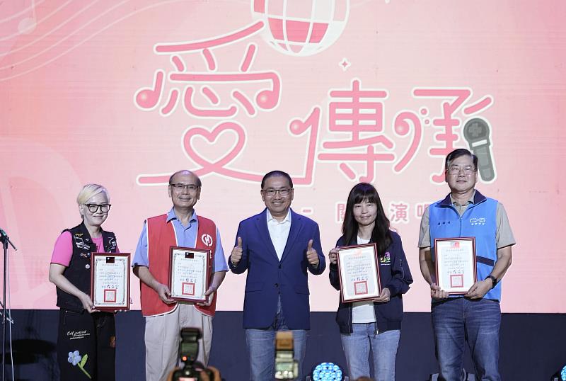 新北市長侯友宜(中)感謝台灣優質生命協會與所有公益夥伴的熱情付出，並頒贈感謝狀。