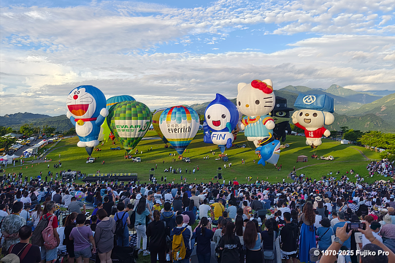 2025臺灣國際熱氣球嘉年華盛大揭幕  哆啦A夢首度合作 開幕自由飛妝點鹿野高台迎夏日童趣 (照片台東縣政府提供)