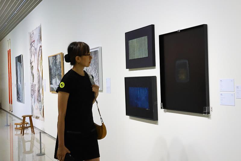 民眾參觀藝術家謝貽娟作品 感受藝術家謝貽娟作品中藍色的多變與哲學