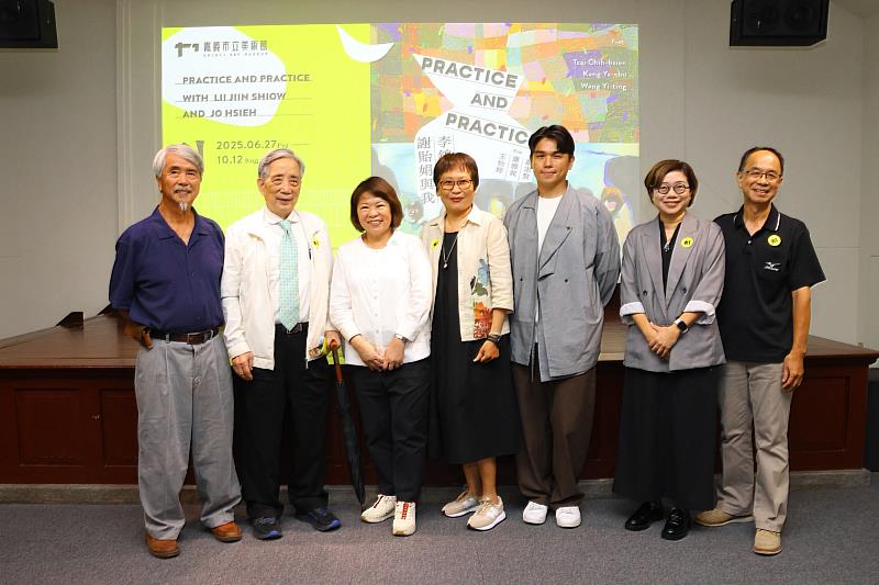 市長與藝術家李錦繡、謝貽娟的親友、師長合影
