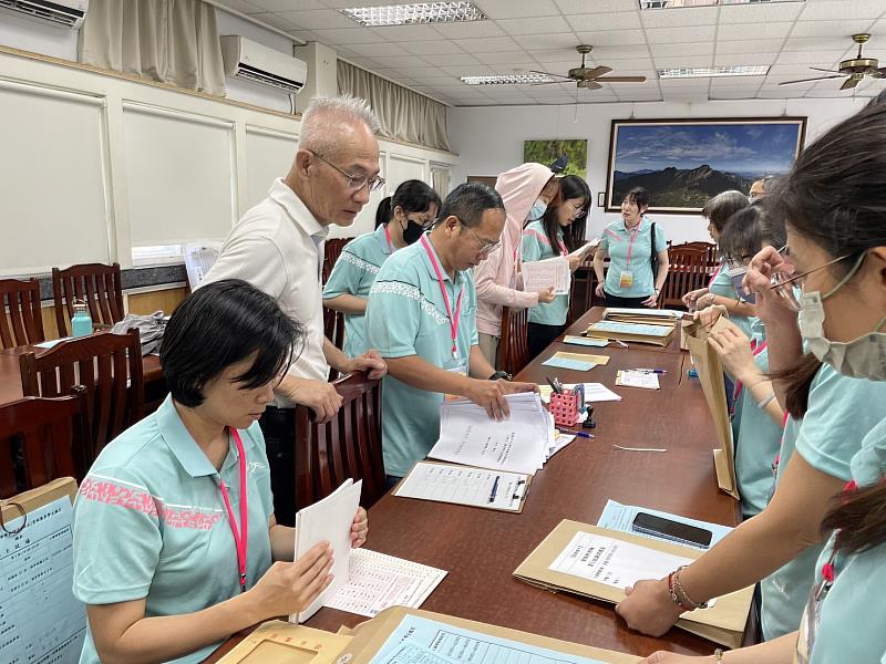 嘉義市辦理國中學術性向數理暨語文資優學生鑑定初選 郭添財處長巡視兩校試場