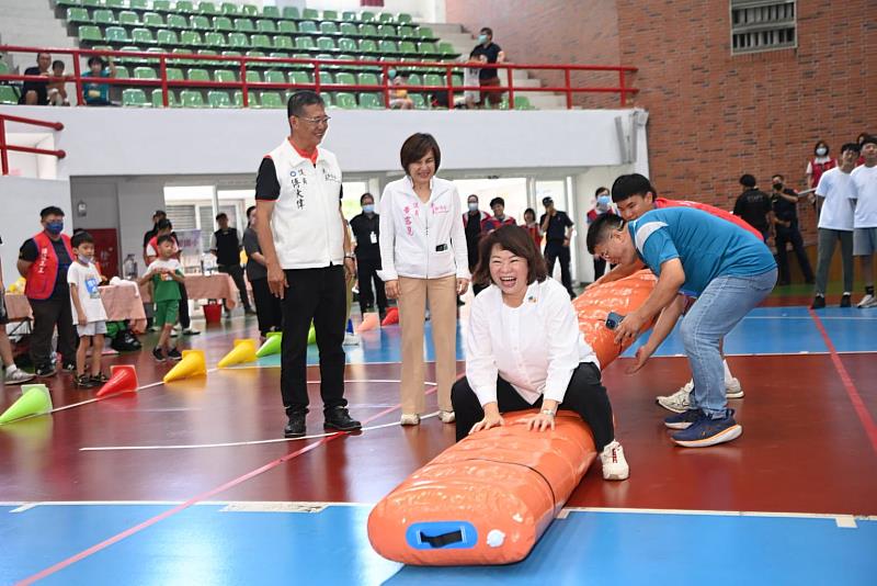 市長親自下場示範陸上行舟 呼籲愛運動 更健康
