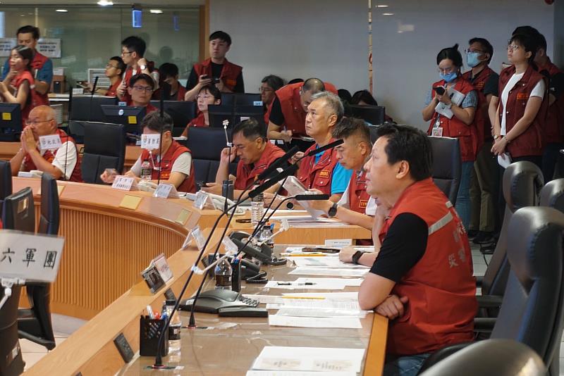 於15時由副市長朱惕之主持召開整備會議，聽取氣象團隊分析評估風雨影響及各單位防颱工作整備情形後，並要求市府團隊落實各項自主檢核。