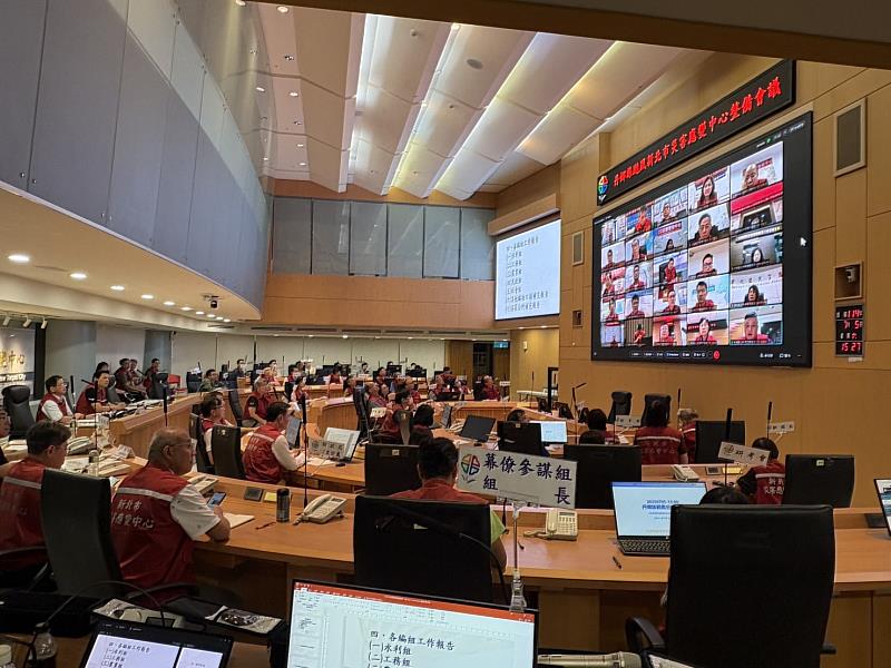 侯友宜市長呼籲，市府團隊已持續辦理各項防颱整備作業，請各位市民朋友務必提前做好防颱準備，並於家中備妥防災物資，假日如有出遊計畫應隨時關注颱風動態，注意自身安全，並避免前往山區及海邊遊憩，相關資訊請至臉書「我的新北市」、LINE「新北市政府」及「新北災訊E點通」(<a href=