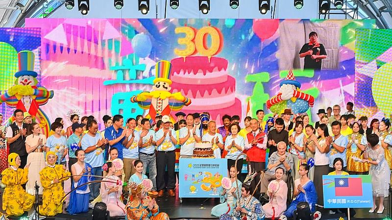 童玩節為秘克琳神父90歲生日慶生