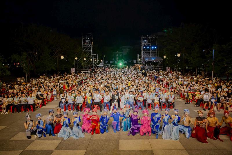 風城藝術節首演登場,邱臣遠代理市長與近3800名民眾共賞舞鈴藝術之美。