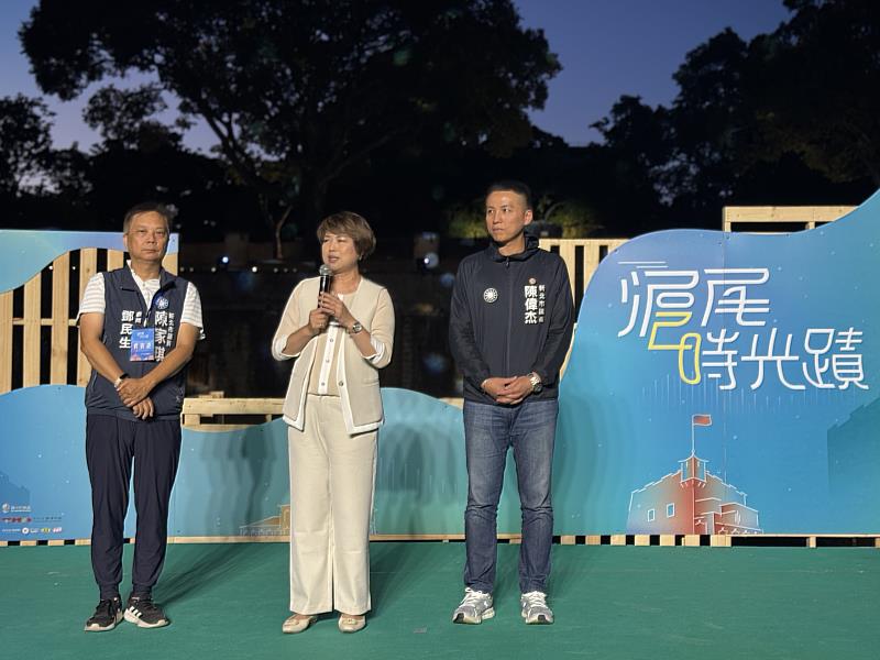 新北市副秘書長龔雅雯(中)、新北市議員陳偉杰(右)出席「20週年館慶活動-滬尾時光蹟」開幕式儀式。