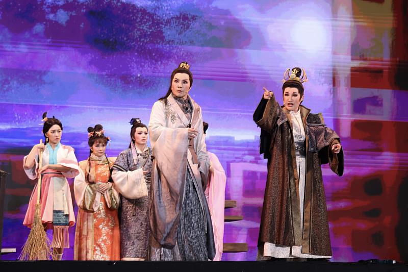 唐美雲（前左）、小咪（前右）兩人精彩的對手戲，讓台下觀眾直呼過癮。