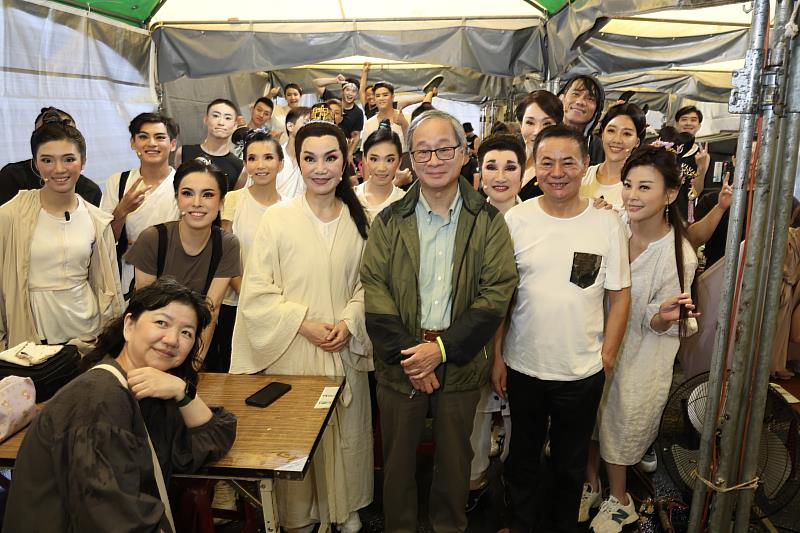 2025文化部「文化平權巡演－庄頭劇場 藝日限定」由唐美雲歌仔戲團打頭陣，文化部長李遠（綠衣者）在開演前至後台向團隊致意。