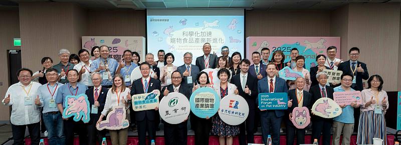 2025寵物產業論壇貴賓講者合影。