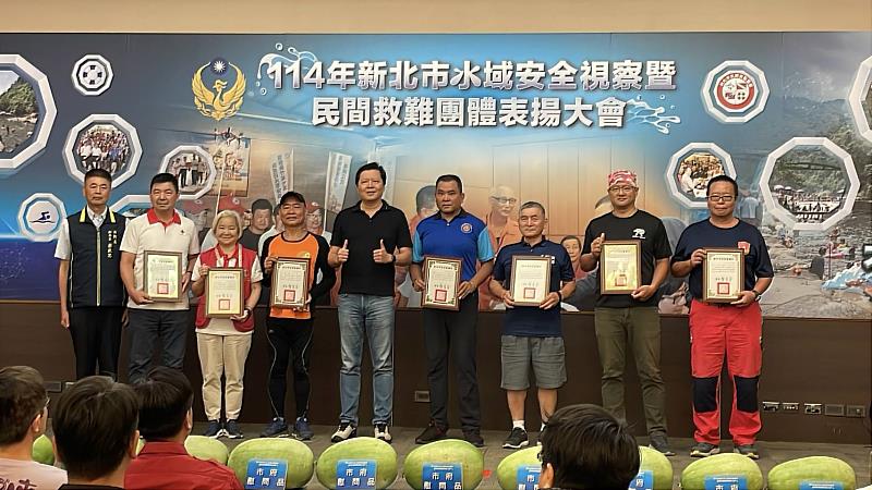 朱惕之副市長頒贈感謝狀,感謝民間救難團體共同構建新北市安全的戲水環境。