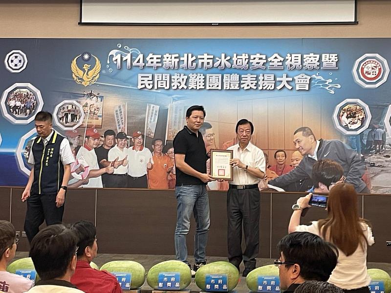 朱惕之副市長頒贈感謝狀