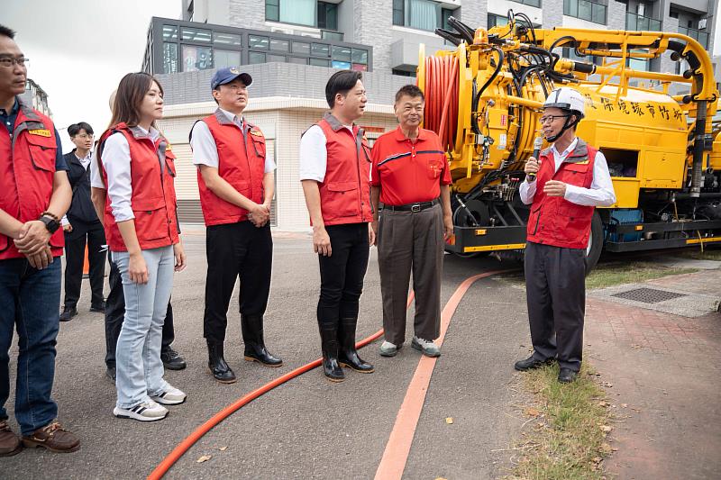 代理市長邱臣遠率領相關單位,於港南三街與海埔二街路口視察側溝水位等情況