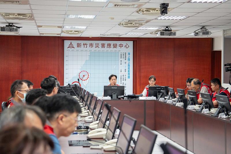 代理市長邱臣遠今召開防颱整備會議,宣布提升新竹市災害應變中心為一級開設