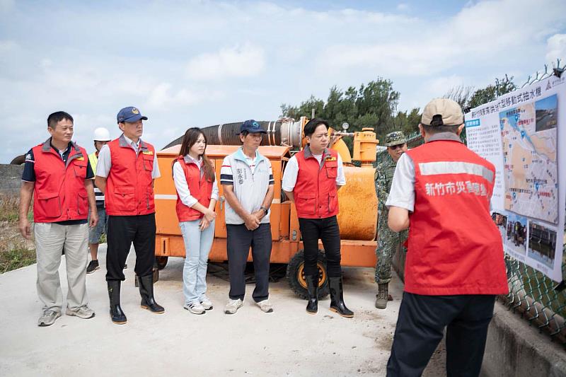 代理市長邱臣遠視察南寮滯洪池情況