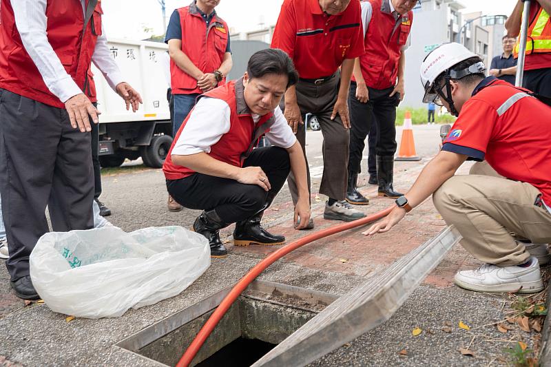 代理市長邱臣遠率領相關單位,於港南三街與海埔二街路口視察側溝水位等情況