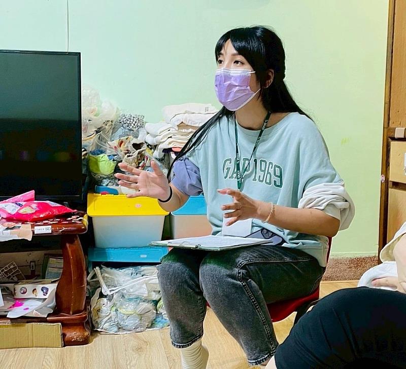 市府家庭關訪員護理師鄭純如進行關懷訪視，協助家長掌握照護要領