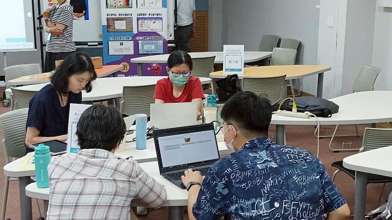 與會教師親自操作 SMART Lumio 平台，了解其互動性與課堂應用情境，提升數位教學的真實感