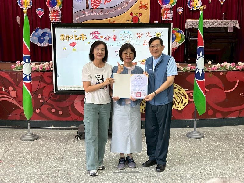 李瑩映校長致贈感謝狀給新北市團委會
