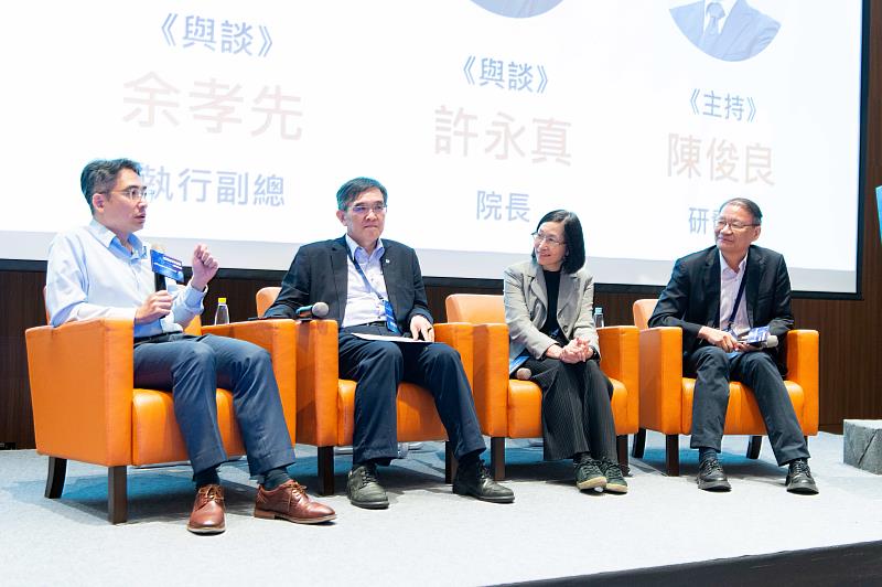 陳俊良主持綜合座談，許永真、余孝先、花凱龍與談，共探AI賦能、智慧人才培育。