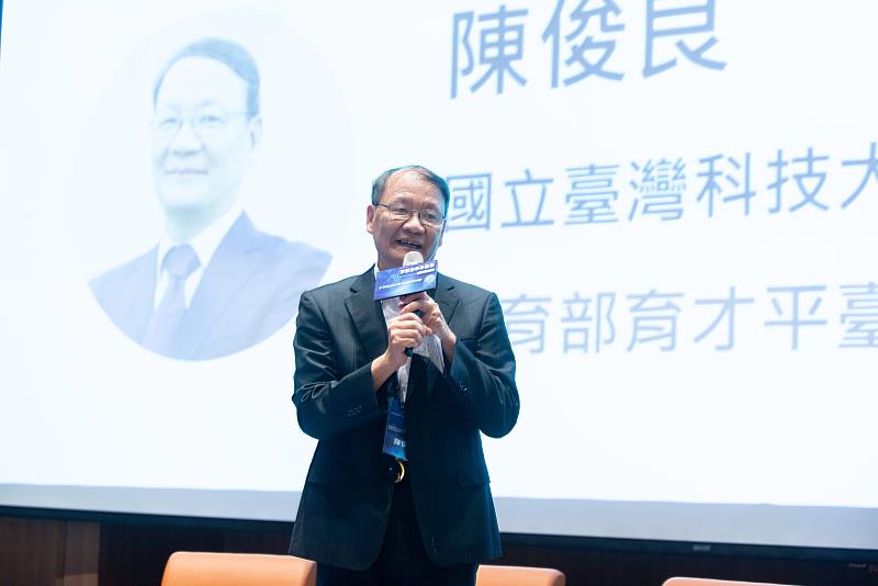教育部育才平臺資通訊工作圈召集人、臺科大研發長陳俊良開場致詞，指出ChatGPT掀起AI浪潮，驅動科技與產學創新。