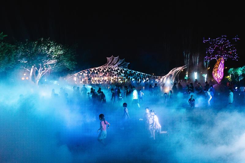 這個夏天，我們在星光下相見！ 2025魔幻仲夏《YA！傳藝》即將開場，還記得去年的絢爛幻彩回憶嗎_!潮流與想像力正開始悄悄交織，期待與你再次走進一場夢幻樂園！