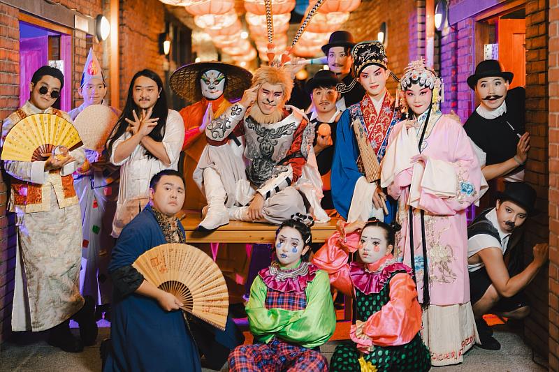 宜蘭傳藝園區精選傳統藝術新秀聯手出擊！歌仔戲、客家戲、亂彈戲與魔術跨界混搭，角色百變、風格激盪，戲裡戲外都精彩，今年暑假，和我們一起入戲嗨翻天！