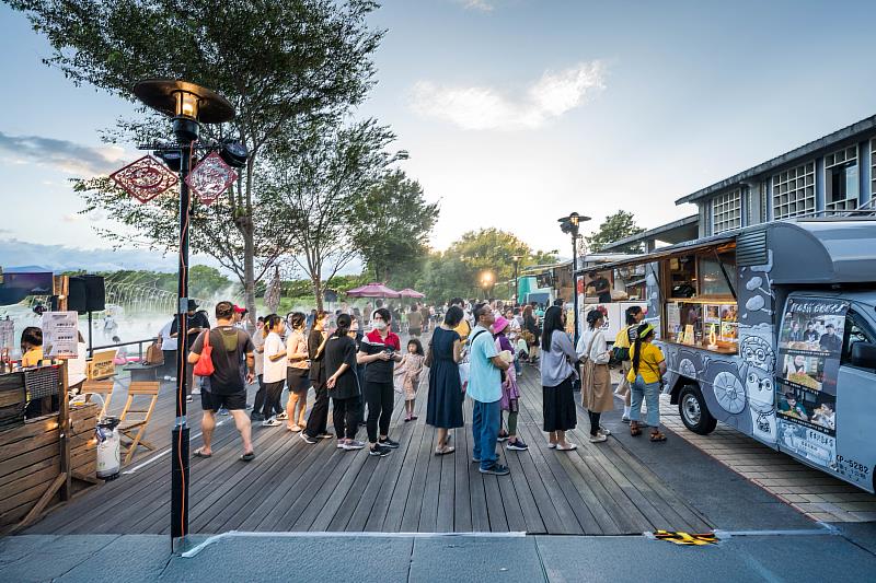 2025魔幻仲夏《YA！傳藝》熱鬧登場，霓虹點亮老街、音樂飄進夜色，還有超人氣市集攤位、手作好物、美食香氣四溢，讓你從白天玩到夜晚、從傳統走進潮流！