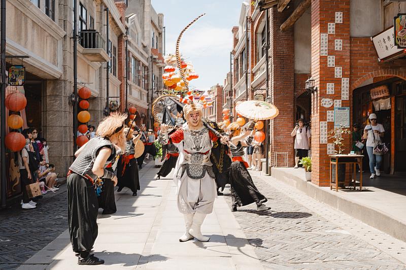 《齊天大聖鬧龍宮》猴王領軍踩街，帥氣出巡，觀眾目不轉睛、笑聲連連，快來宜蘭傳藝園區，和齊天大聖一起搖擺整個暑假！