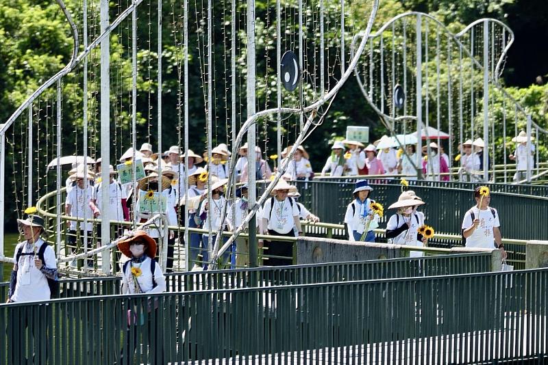 4、人人雙手合十誠心持誦，繞湖步行齊誦觀音聖號。（靈鷲山佛教教團提供）