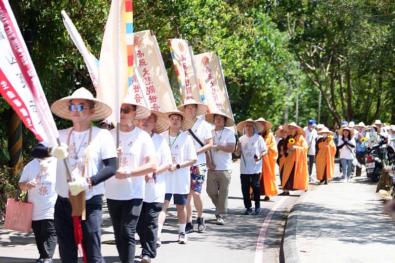1、寂光寺「靈性生態・尋根之旅~觀音祈福健走」活動,祈願地球平安。(靈鷲山佛教教團提供)