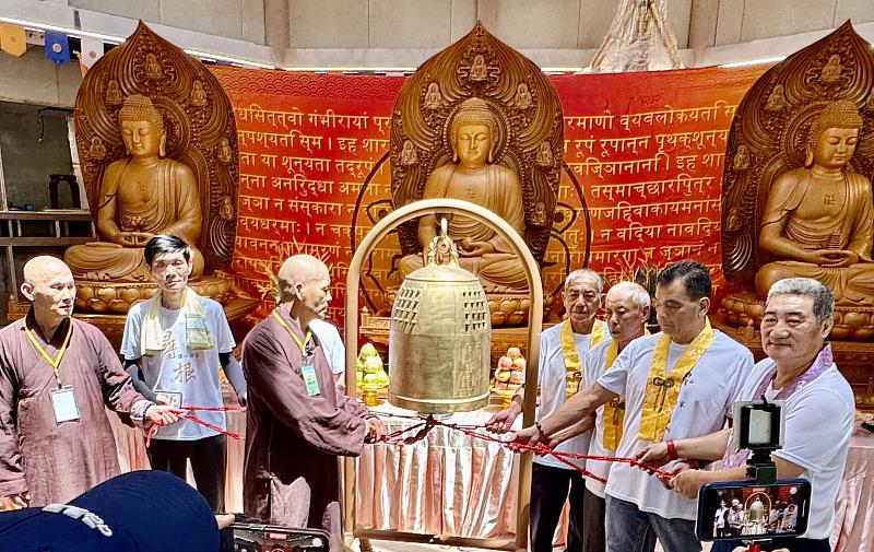 2、敲響和平鐘聲中,祝禱世界無災無難、萬物和諧,眾生平安。(靈鷲山佛教教團提供)