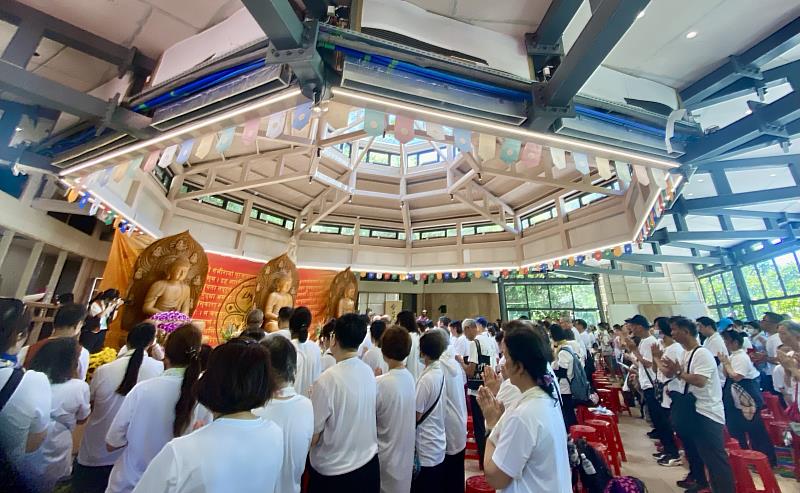 5、繞湖隊伍回到寂光寺大殿三寶佛前，以鮮花、燃燈供佛，願以悲心善願共振天地。（靈鷲山佛教教團提供）