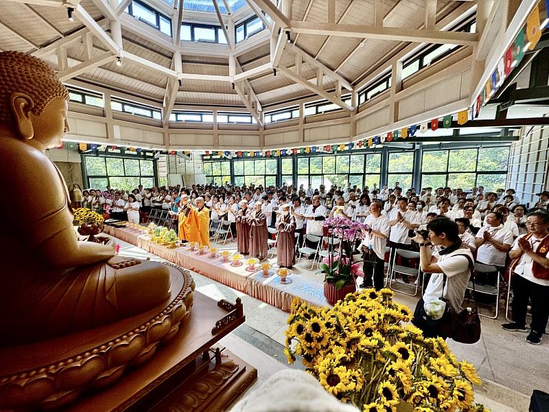 3、眾人在佛前佛供，修持功德回向地球平安。（靈鷲山佛教教團提供）